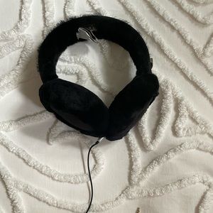 Ugg classic wired earmuffs in black.